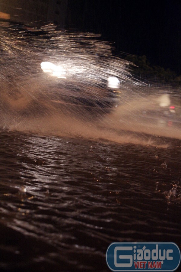 Nước mưa trút xuống quá nhiều cùng lúc làm Hà Nội lại rơi vào úng lụt